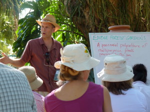 Ron Berezan teaches about edible food forests in a tropical edible food forest as the background for this ‘green board’ lecture.